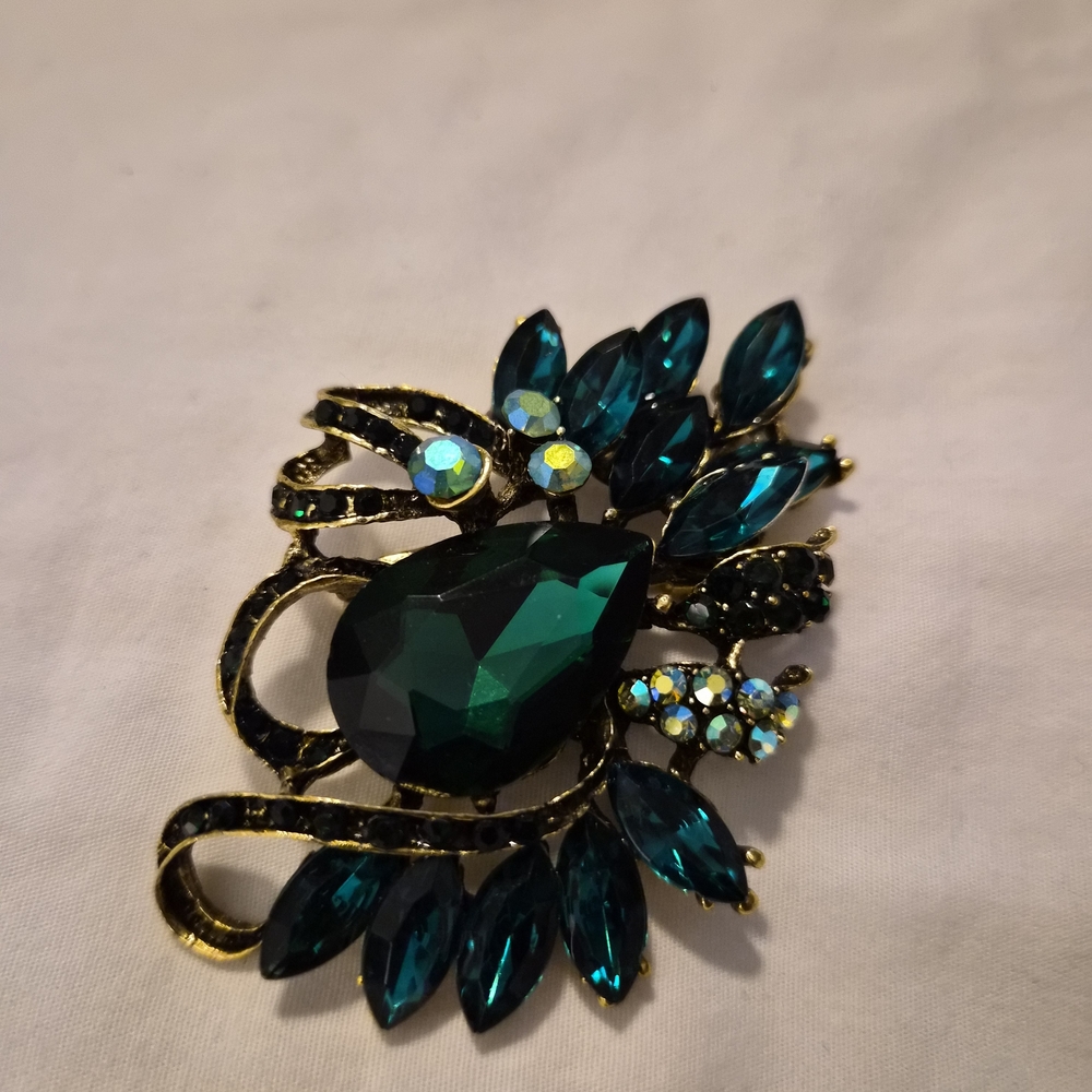 Elegant Green and Gold Brooch